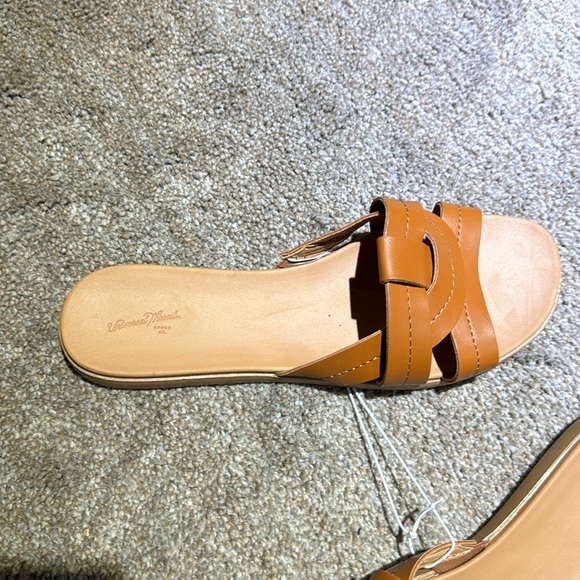 Women’s Universal Thread Sandals size 10. Box7 - Picture 2 of 3